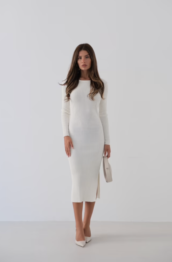 Abito in maglia bianco con maniche lunghe, spacco laterale e lunghezza midi, elegante e comodo per tutte le stagioni.